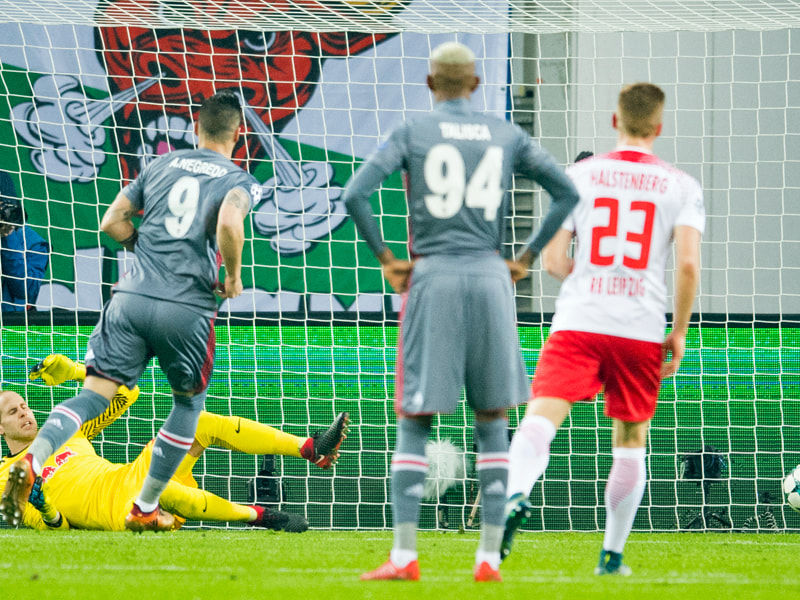 Peter Gulacsi, Alvaro Negredo, Talisca, Marcel Halsentberg (v.li.)