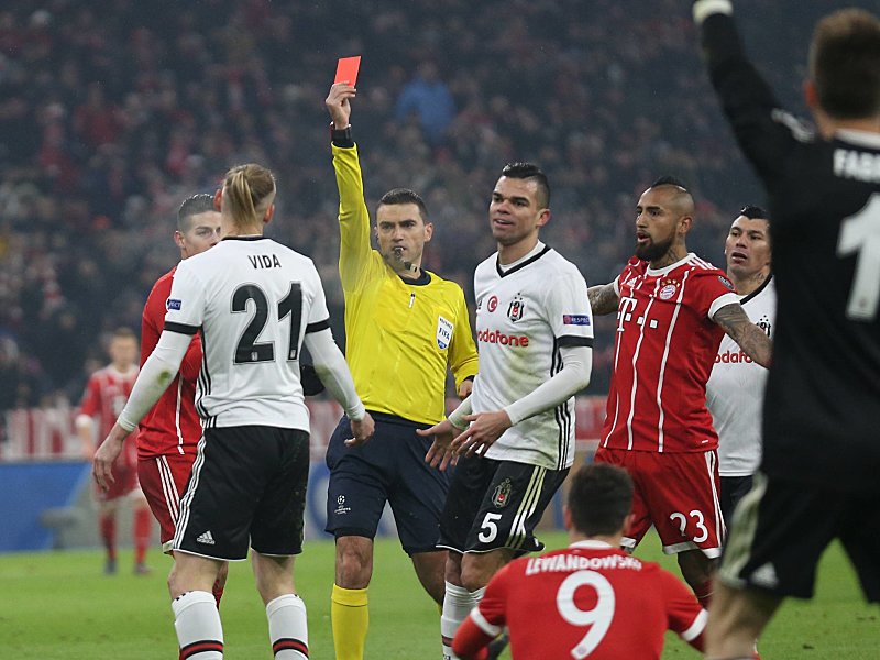 Schlüsselszene: Domagoj Vida sieht die Rote Karte.