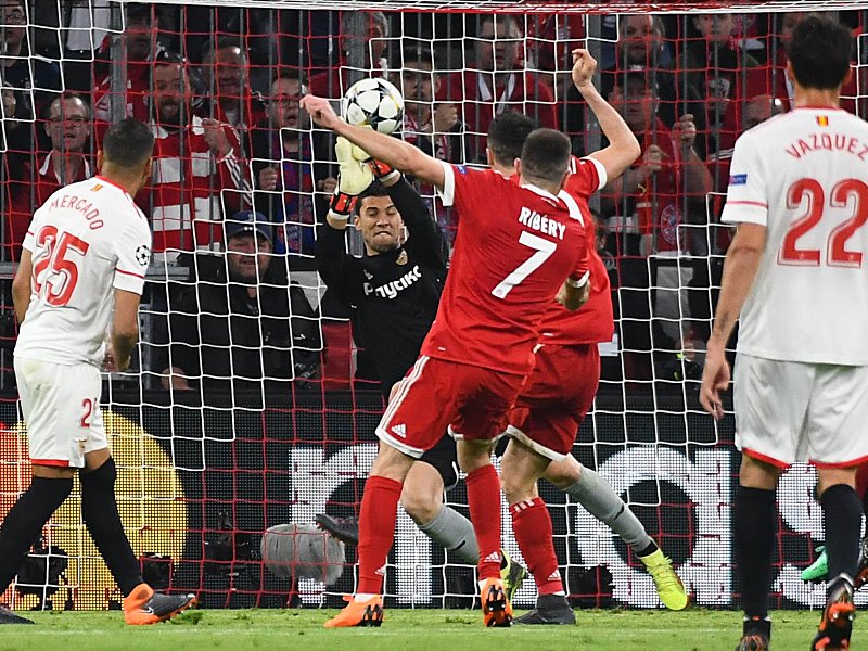 Franck Ribery (Mi.), David Soria (2.v.li.)