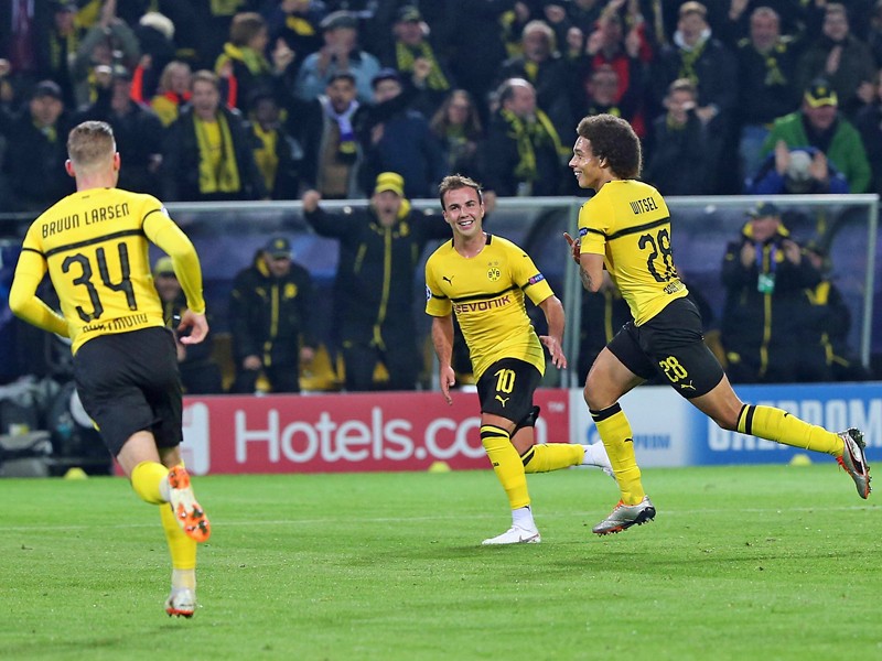 Ekstase in Minute 38: Torschütze Axel Witsel (#28) wird von Jacob Bruun Larsen und Mario Götze bejubelt.