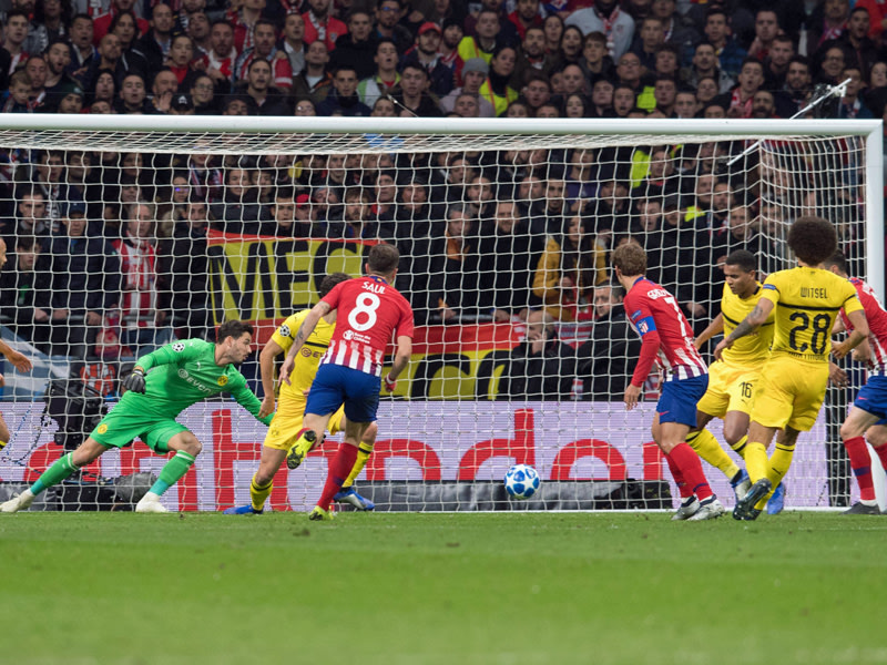 Gleich schlägt's ein: Saul Niguez gibt Roman Bürki das Nachsehen.