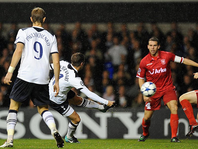 Van der Vaarts stärkste seiner drei Schlüsselszenen: Aus der Drehung markiert der Spurs-Spielmacher das 1:0.