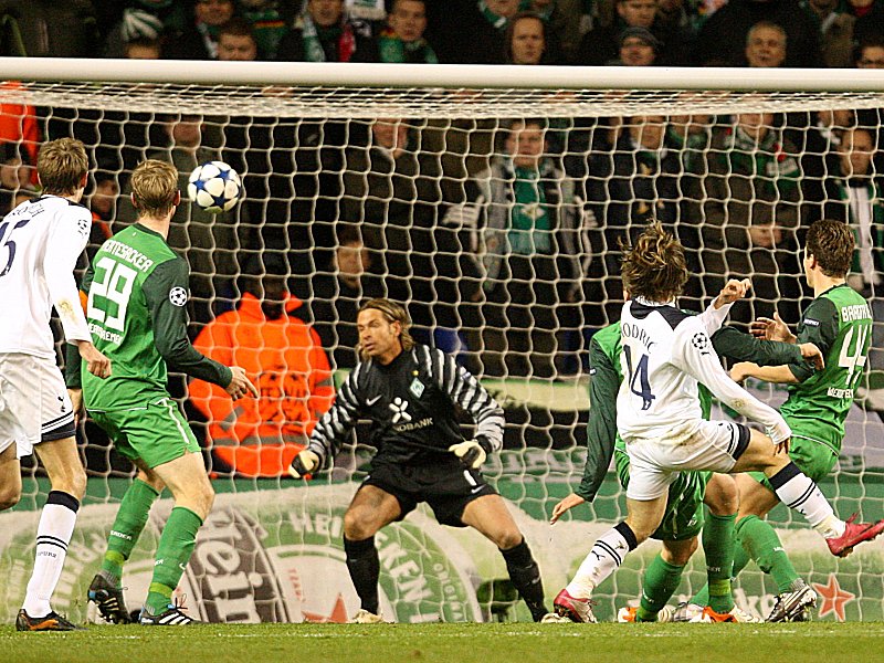 Die Vorentscheidung: Luka Modric hebt den Ball zum 2:0 ins Bremer Tor. Tim Wiese ist machtlos.