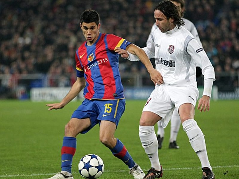 Almerares deckt den Ball hier vor Clujs Italiener Piccolo ab.