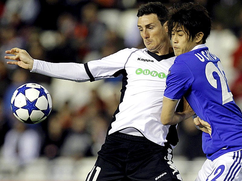 Umklammerung: Schalkes Uchida im Zweikampf mit Aduriz (li.).