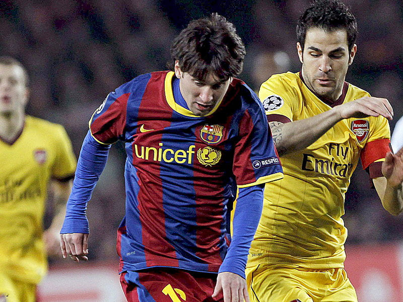 Barcelonas Messi im Laufduell mit Fabregas (re.)