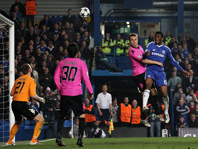 John Obi Mikel köpft an die Latte