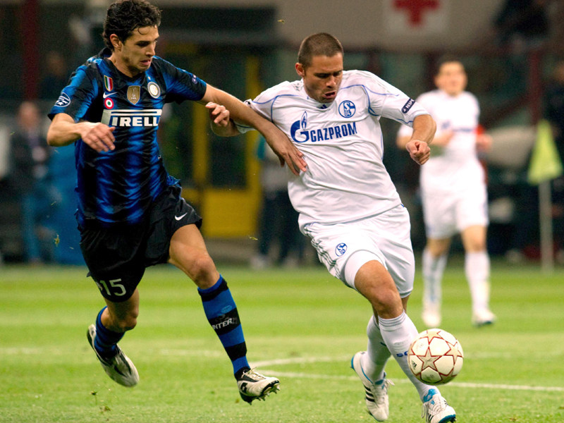 Edu (re.) im Duell mit Inters Andrea Ranocchia