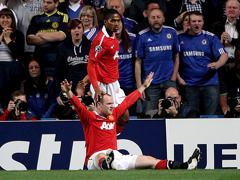 Ruhepause: Wayne Rooney (vo.) bejubelt seinen Treffer zum 1:0, Teamkollege Antonio Valencia gratuliert