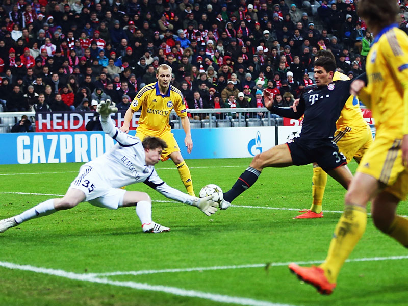 Der Türöffner: Mario Gomez beweist nach Xherdan Shaqiris Hereingabe Torriecher und markiert das 1:0.