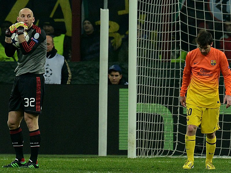 Ein Bild mir Symbolcharakter: Messi ist traurig, Abbiati hat den Ball.