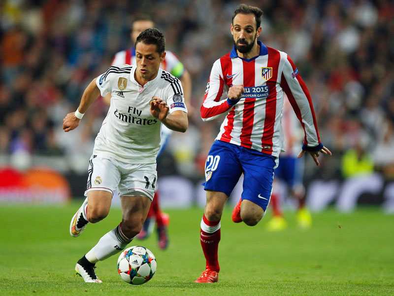 Agilster Angreifer und entscheidender Torschütze: Chicharito, der hier Juanfran enteilt.