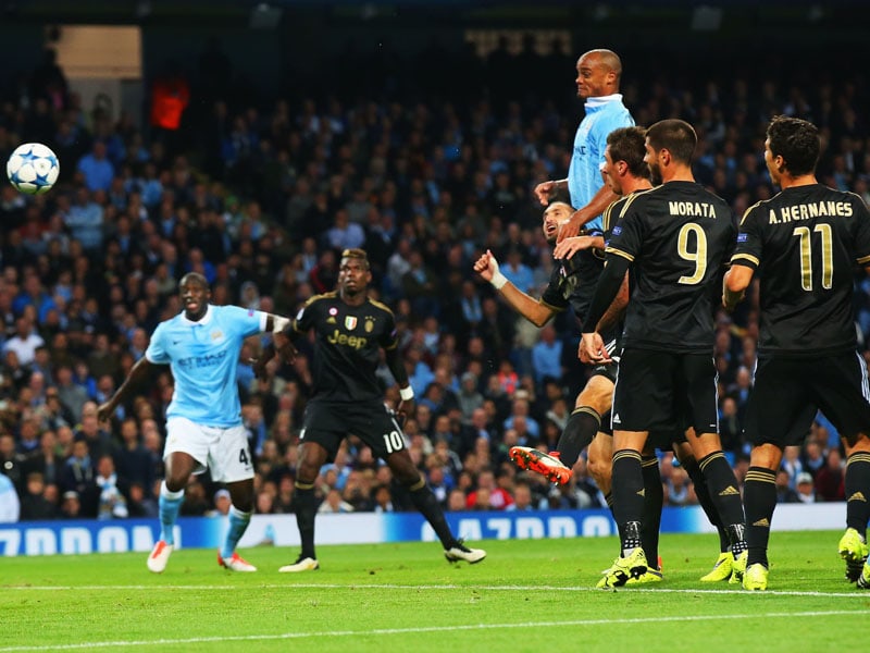 Kompany bedrängt Chiellini so stark, dass dieser versehentlich ins eigene Tor köpft - die Führung für City.