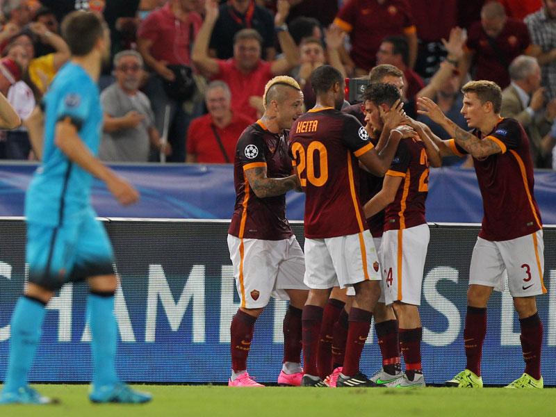 Gratulanten für den Traumtorschützen: Die Roma feiert Florenzi für sein Geschoss von der Mittellinie.