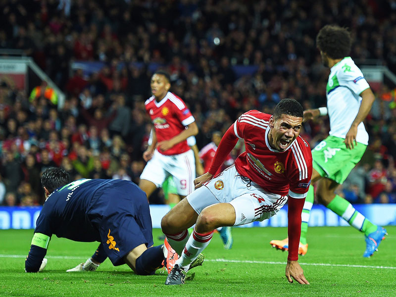 Entscheidung im Old Trafford: Chris Smalling hat Diego Benaglio nach Zuckerpass von Juan Mata zum 2:1 überwunden.