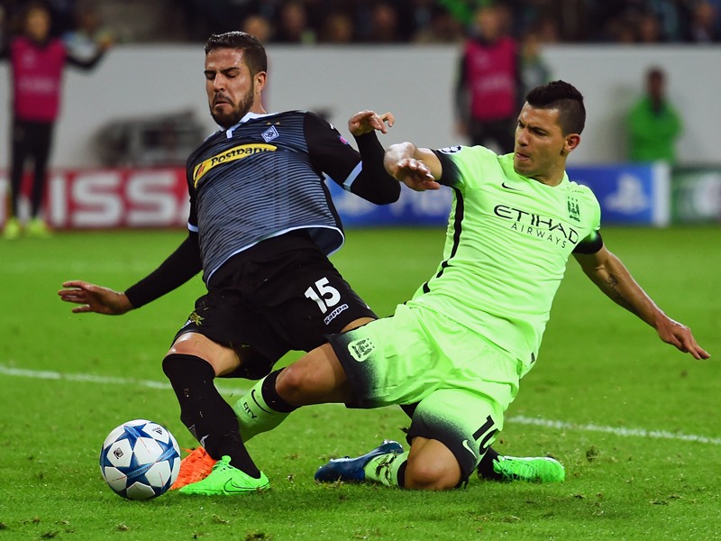Hier bremst Alvaro Dominguez Sergio Aguero noch aus - der Argentinier sorgte in der Schlussminute für den Sieg der Citizens.