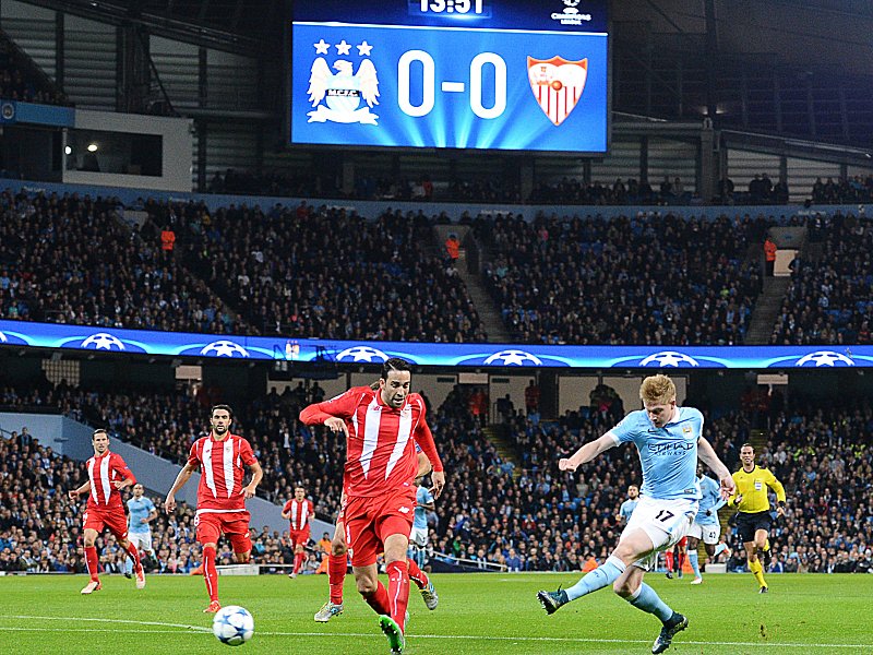 Schuss auf das Tor des FC Sevilla: ManCity-Akteur Kevin De Bruyne (r.).