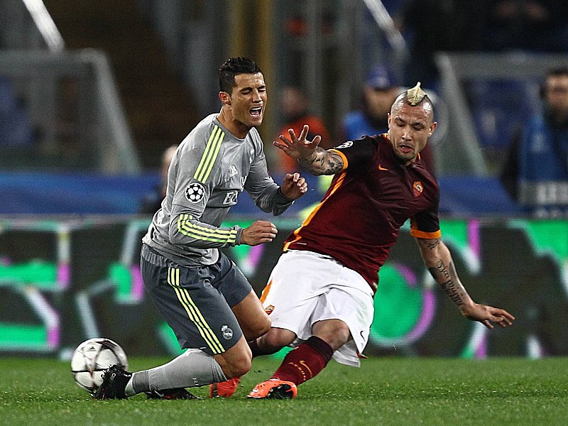 Roms Radja Nainggolan räumt Reals Cristiano Ronaldo ab.