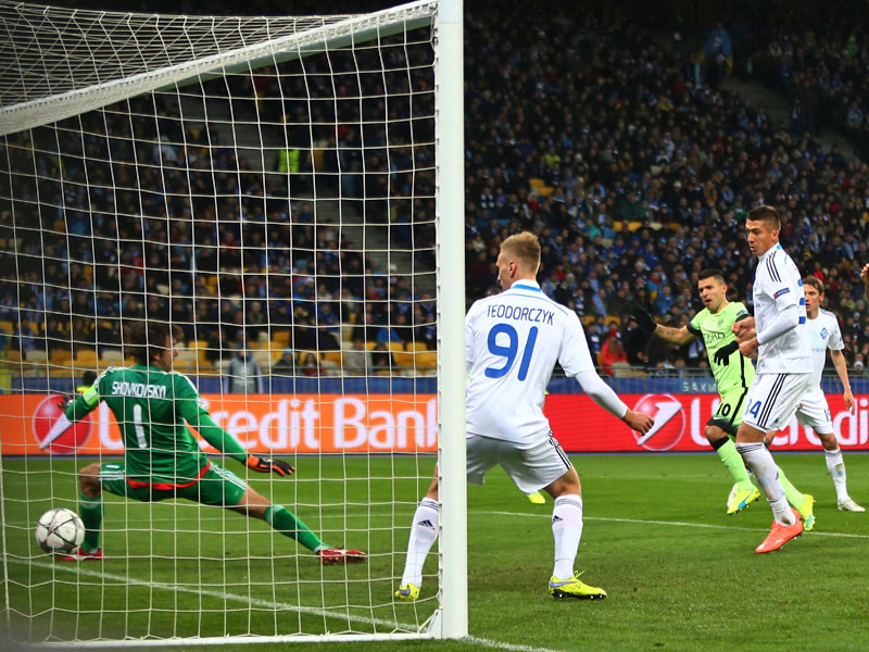 Das 0:1: Sergio Aguero (#10) überwindet Dynamo-Keeper Oleksandr Shovkovskyi.