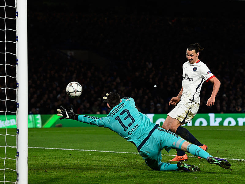 Schuss ins Viertelfinale: Zlatan Ibrahimovic überwindet Thibaut Courtois.