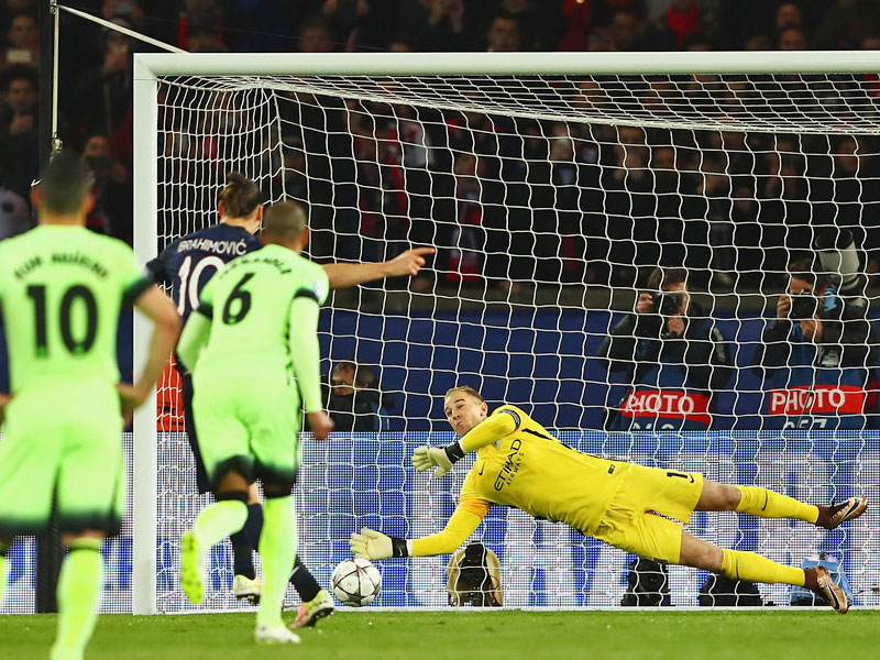 Vergeben: Joe Hart pariert den Strafstoß von Zlatan Ibrahimovic in Minute 14.