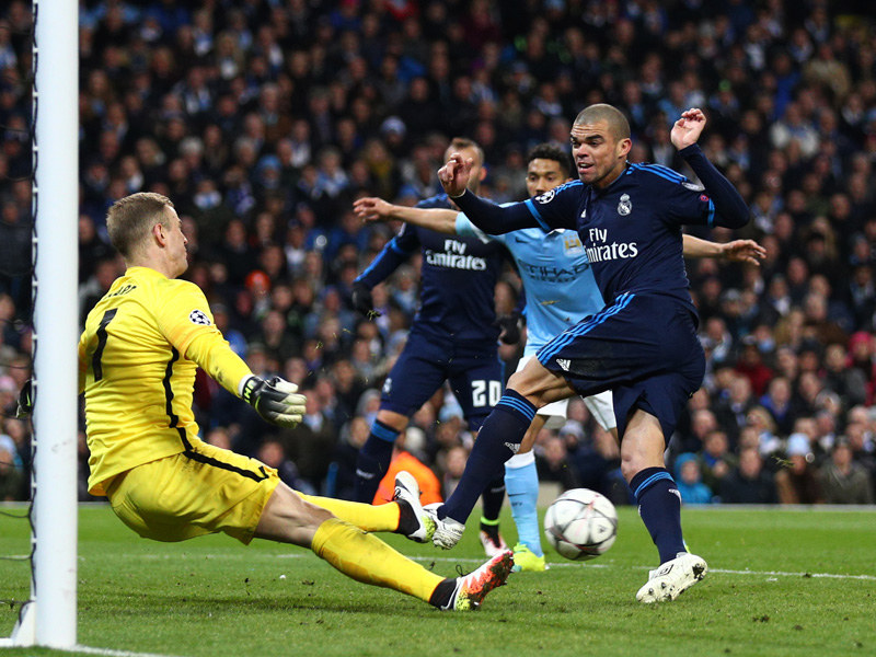 Hielt seine Mannschaft im Rennen: City-Keeper Hart (li.) klärt gegen Real Madrids Pepe (re.).