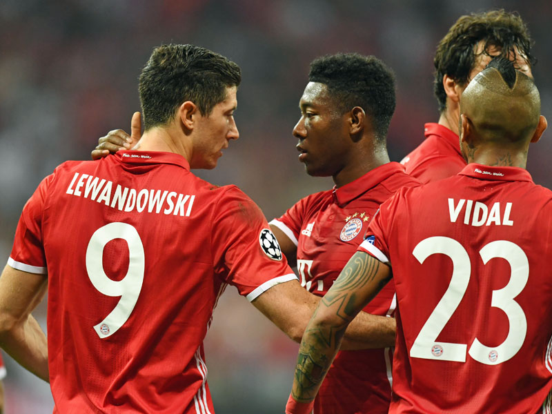 Kollektiver Jubel: Robert Lewandowski lässt sich zu seinem Führungstor gratulieren.