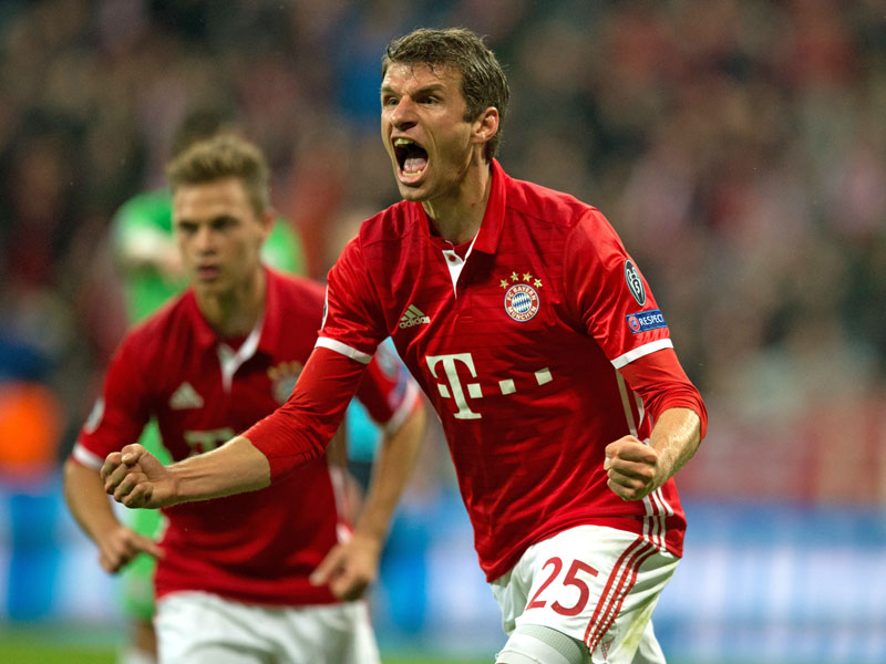 1:0 - Thomas Müller bejubelt seinen Führungstreffer gegen die PSV Einhoven.