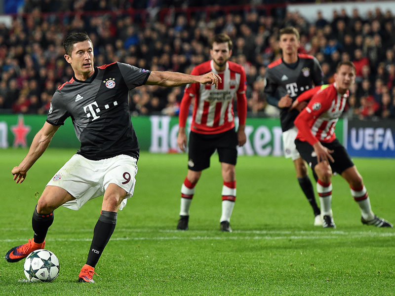 1:1 - Robert Lewandowski (li.) gleicht in Eindhoven vom Elfmeterpunkt aus.