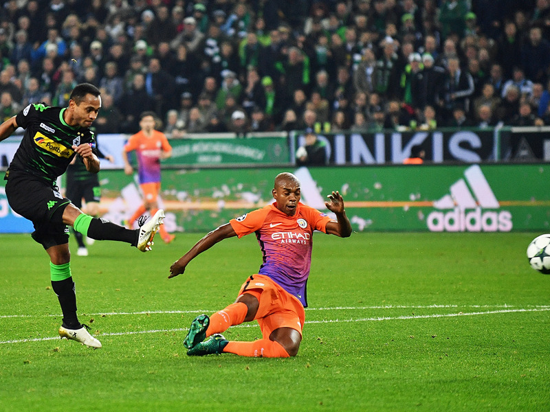Das sah richtig gut: Raffael erzielt das 1:0 für die Borussia, Fernandinho kommt zu spät.