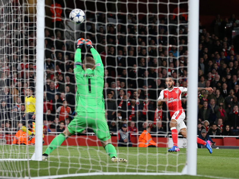Manuel Neuer reißt die Fäuste hoch, ist gegen den 119-km/h-Hammer von Theo Walcott (r.) aber chancenlos.