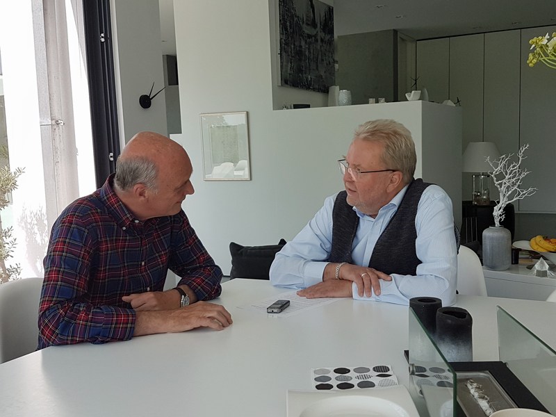 Intensives Gespräch: Dr. Wolfgang Ulrich (l.) und kicker-Redakteur Stefan Bomhard.