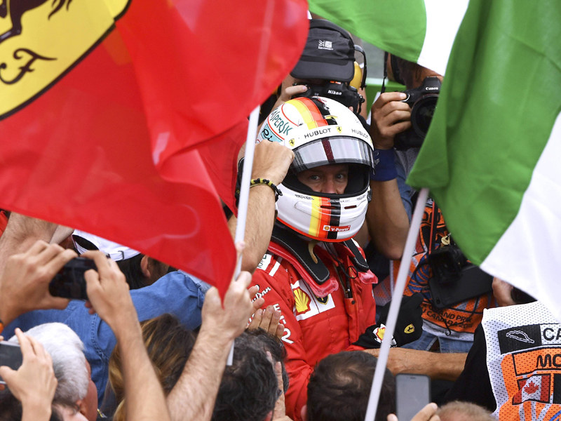 Zwischen Ferrari- und Italienfahne: Kanadasieger Sebastian Vettel.