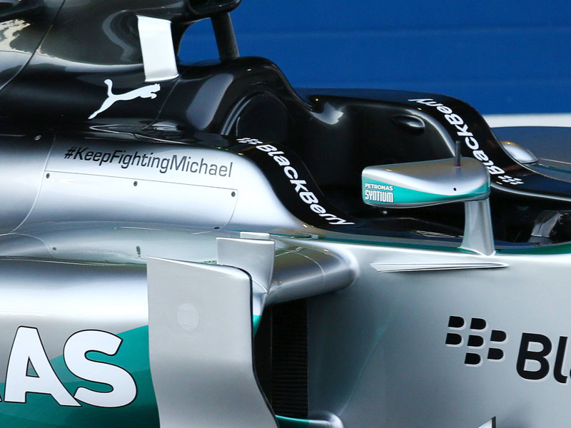 Große Anteilnahme: Genesungswünsche für Michael Schumacher am Mercedes F1 W05 von Lewis Hamilton.