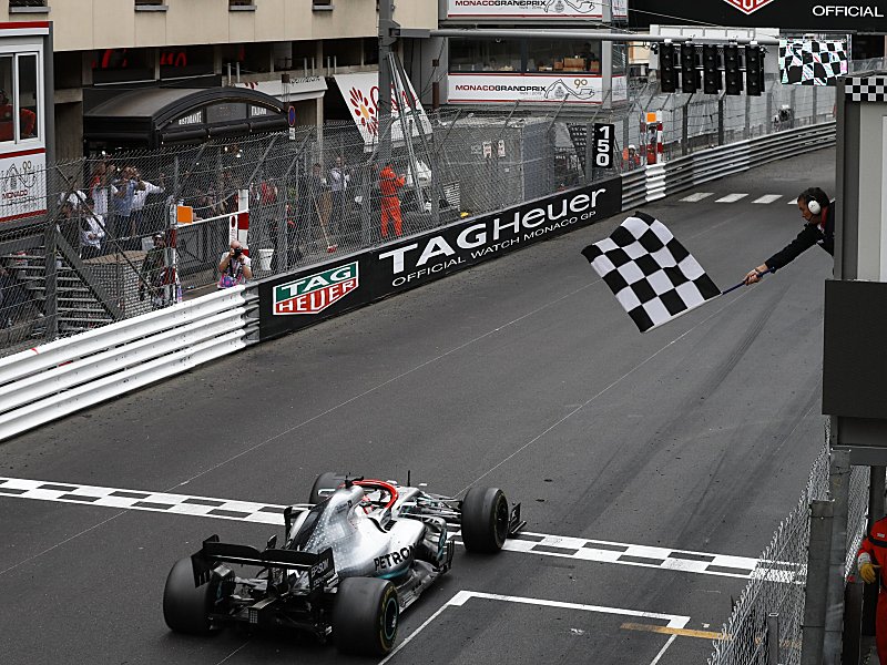 Rennbericht Formel 1 Hamilton Siegt Vor Vettel Verstappen Zuruckversetzt Kicker