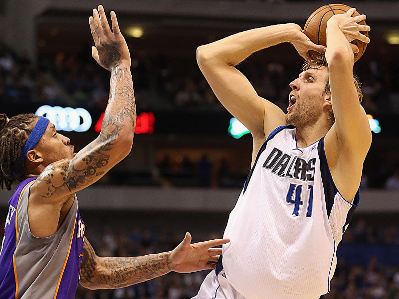 Nur noch 17 stehen vor ihm: Dirk Nowitzki, hier gegen Michael Beasley, überholte Allen Iverson in der ewigen Bestenliste.