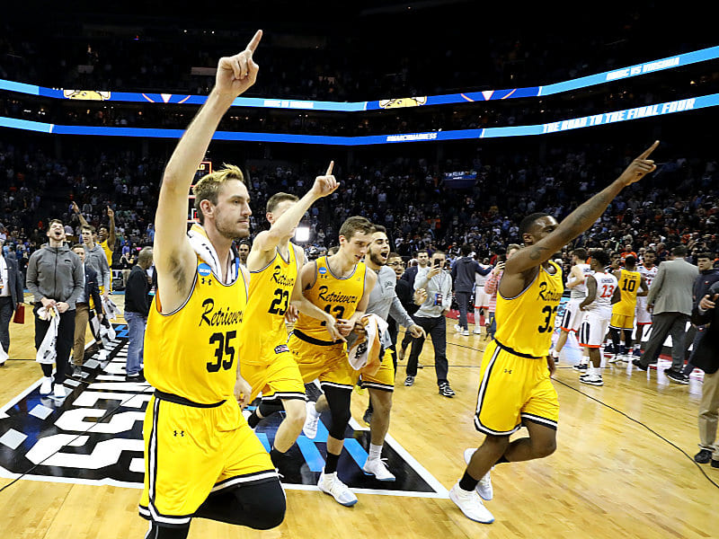 Underdogs ganz groß! Die Retrievers feiern ihren Coup gegen Virginia.