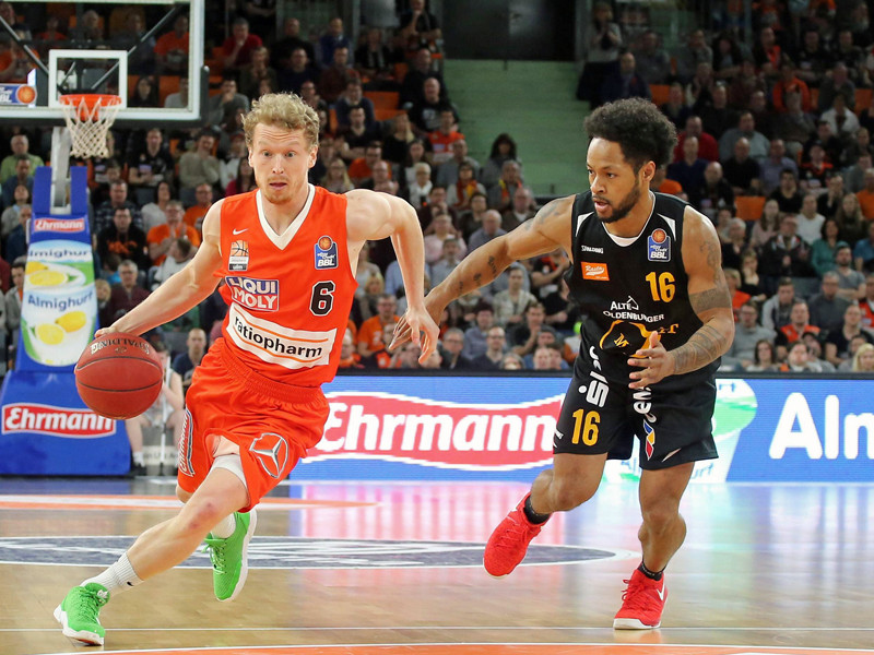 Die Ulmer um Aufbauspieler Per Günther (li., hier gegen Rashaun Broadus) setzten ihre unglaubliche Serie fort.