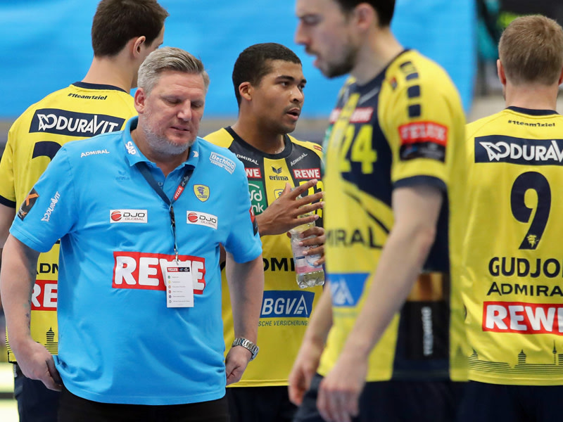 Das darf doch nicht wahr sein: Löwen-Coach Nikolaj Jacobsen wird wohl nur ein Achtelfinale sehen.