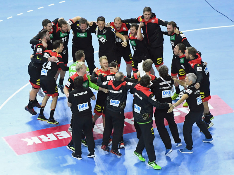 Ausgelassener Jubeltanz: Die deutschen Handballer lösten am Montag ihr Ticket für Hamburg.