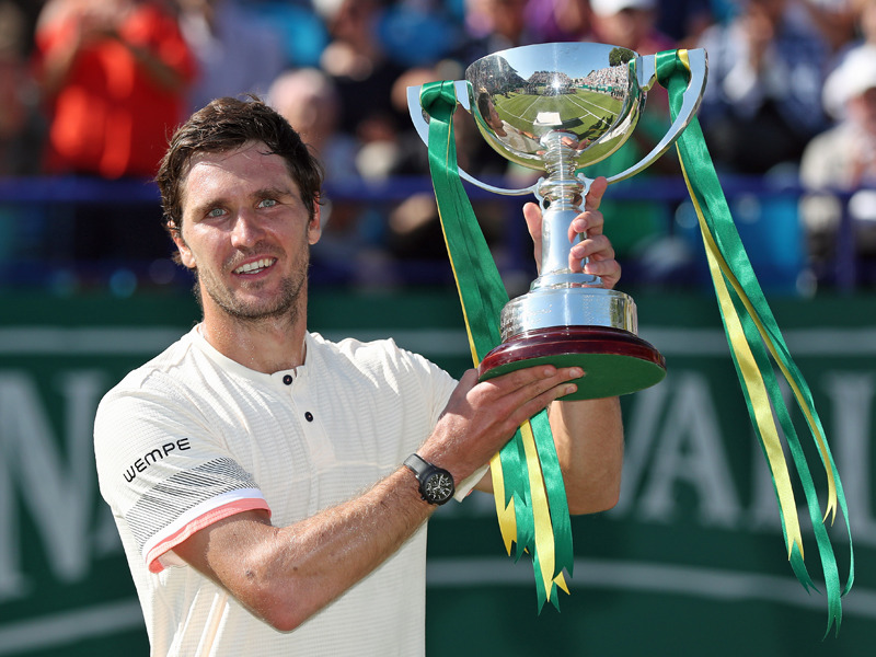 Da ist das Ding: Mischa Zverev präsentiert die Trophäe.