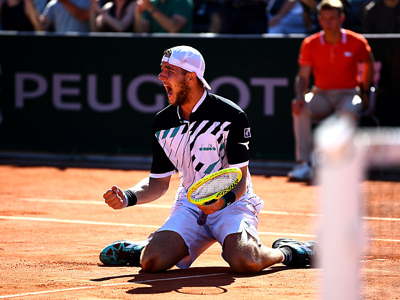 Jubelpose: Jan-Lennard Struff freut über seinen hart erkämpftes Weiterkommen.