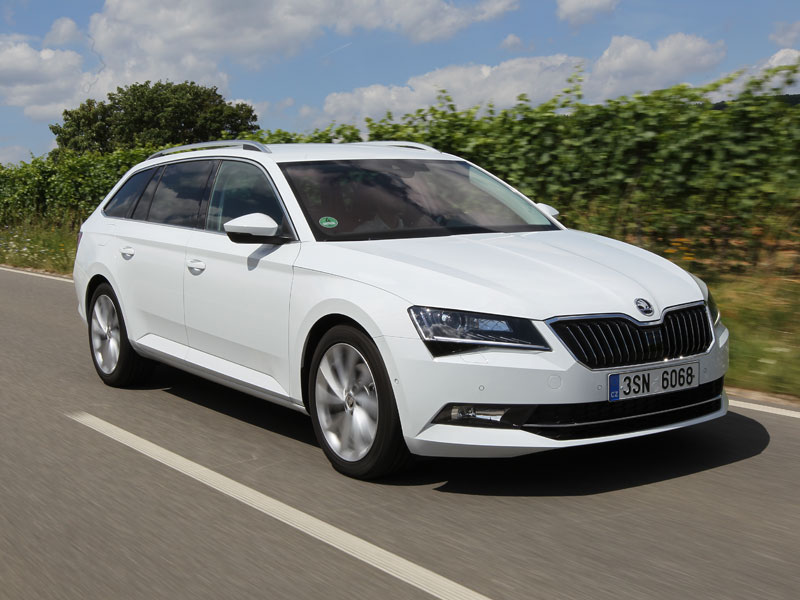 Skoda Superb Combi: Üppig Platz und souveränes Fahrverhalten machen ihn zum angenehmen Reisebegleiter.