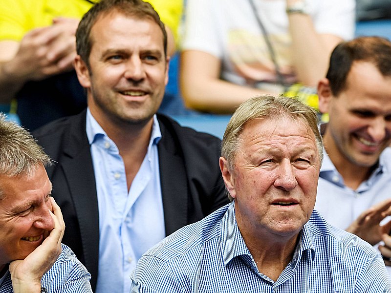 Haben ihren Olympia-Kader noch nicht zusammen: DFB-Sportdirektor Hans Flick (hinten) und DFB-Trainer Horst Hrubesch.