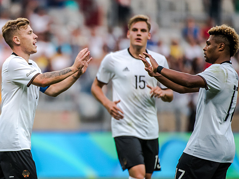 Ab ins Viertelfinale: Max Meyer und Serge Gnabry klatschen beim 10:0-Sieg gegen Fidschi ab.