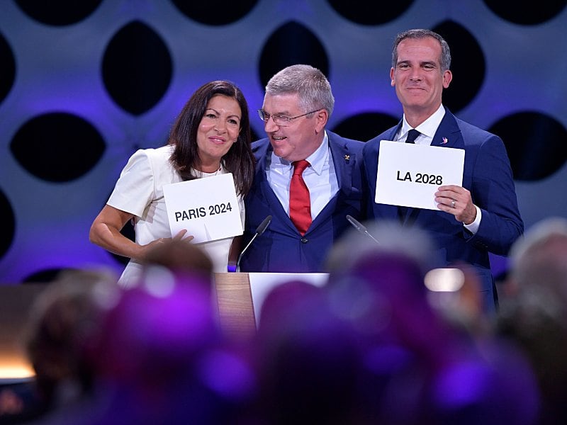 IOC Präsident Thomas Bach mit Bürgermeisterin Anne Hidalgo und Eric Garcetti.