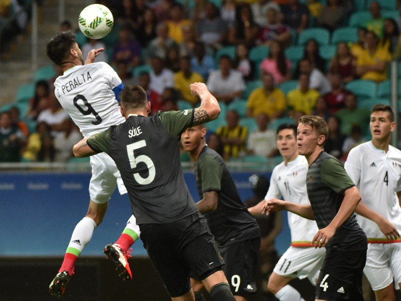 Oribe Peralta (l.), Niklas Süle (M.)