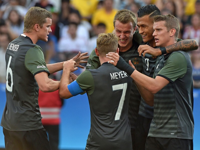 Die Spieler der deutschen Mannschaft jubeln über das 1:0 durch Lukas Klostermann.