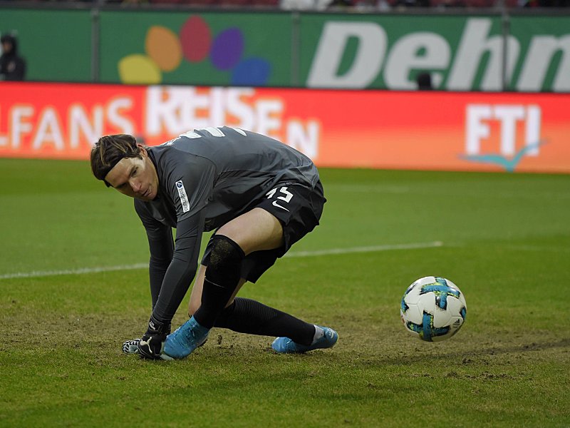 Augsburgs Keeper Marwin Hitz nimmt das Wolfsburger Tor auf ...