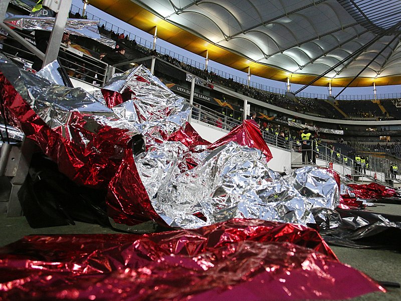 Die Frankfurter Fans haben die vorbereitete Choreographie in der Europa League wieder abgerissen.